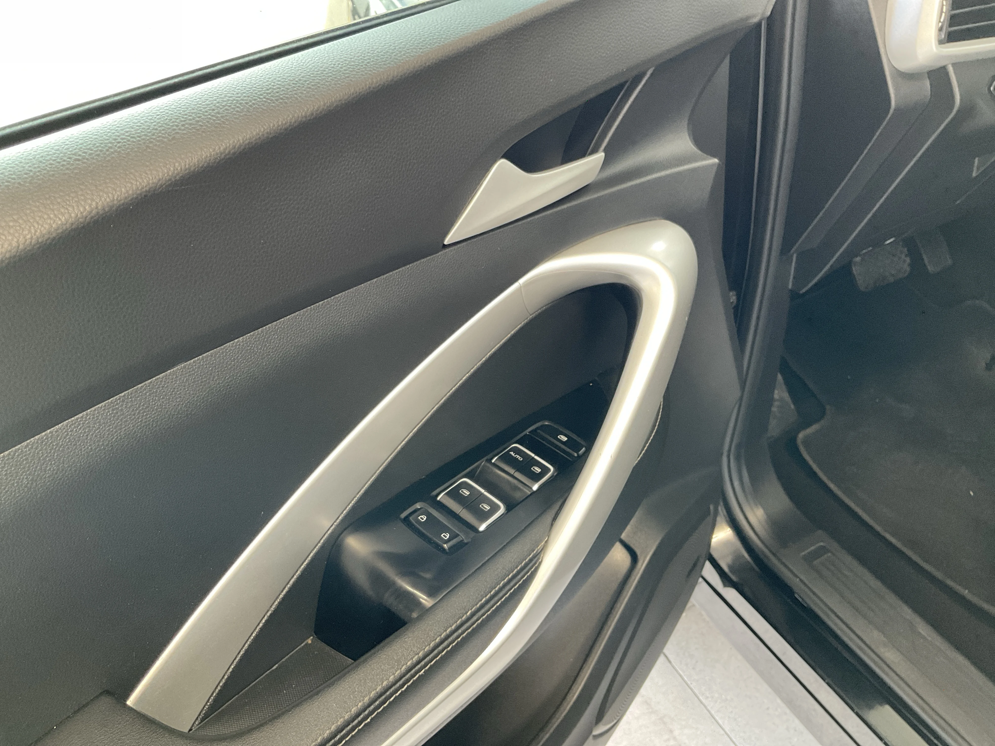 Interior 6